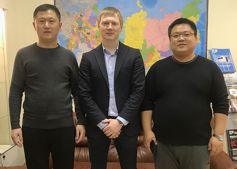 В первом офисе компании Технограв в 2018 году. Совместная фотография с директором завода Senfeng и директором Senfeng по России и СНГ