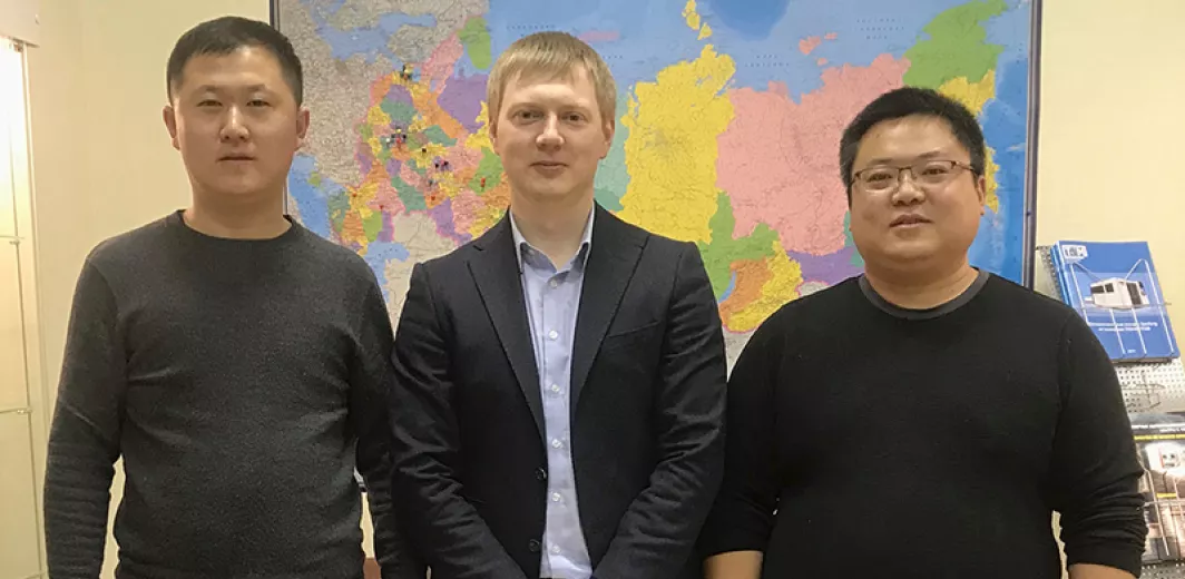 Совместная фотография генерального директора ООО «Технограв» с директором завода Senfeng и директором Senfeng по России и СНГ (2018 г.)