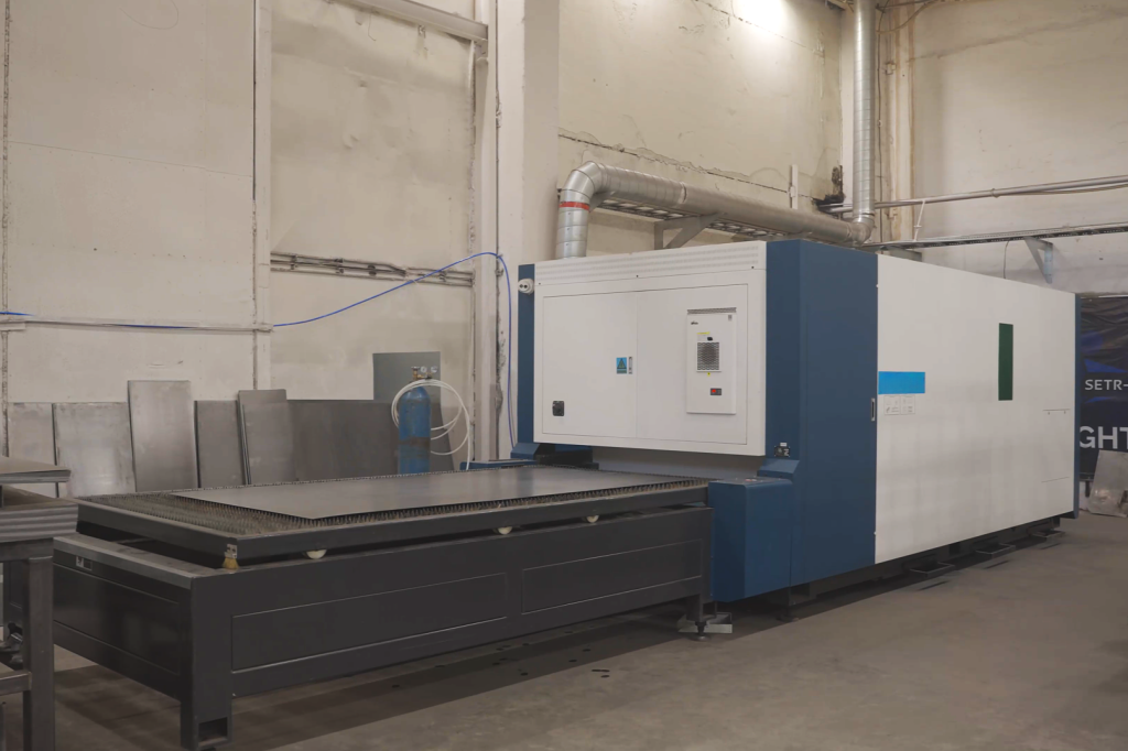 лазерный станок с кабинетной защитой Senfeng.png