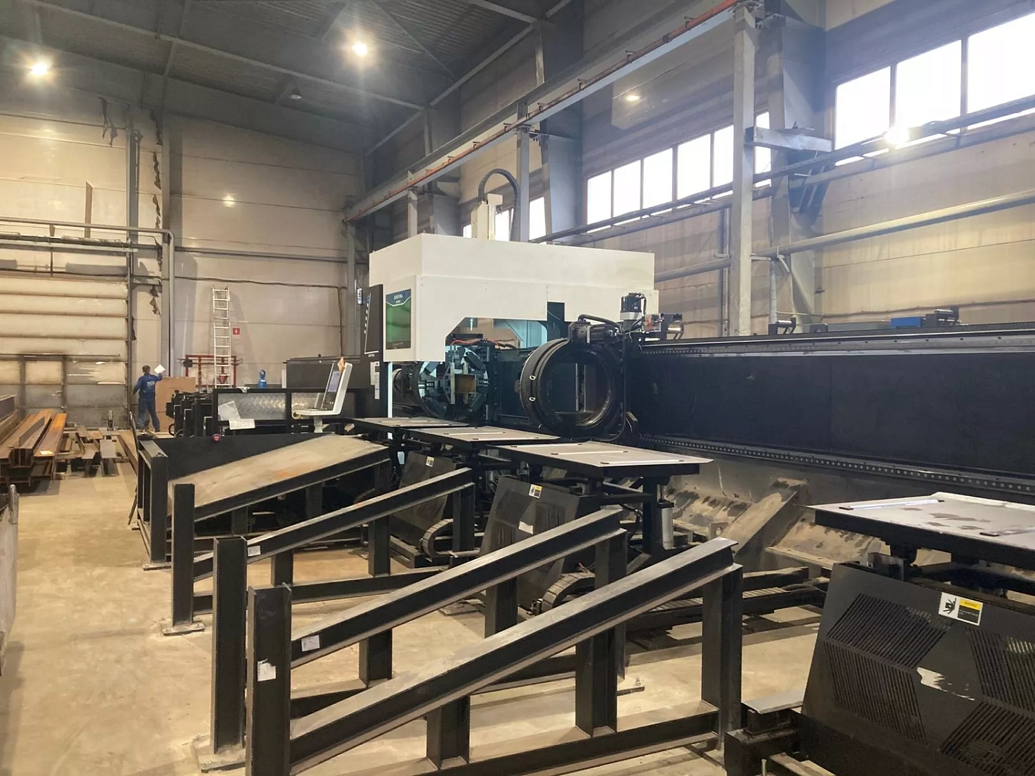 В Нижнем Новгороде "Технограв" ввел в строй сверхтяжелый лазерный труборез Senfeng SF12050GHT (12 кВт) с возможностью резки заготовок под углом до 45° 