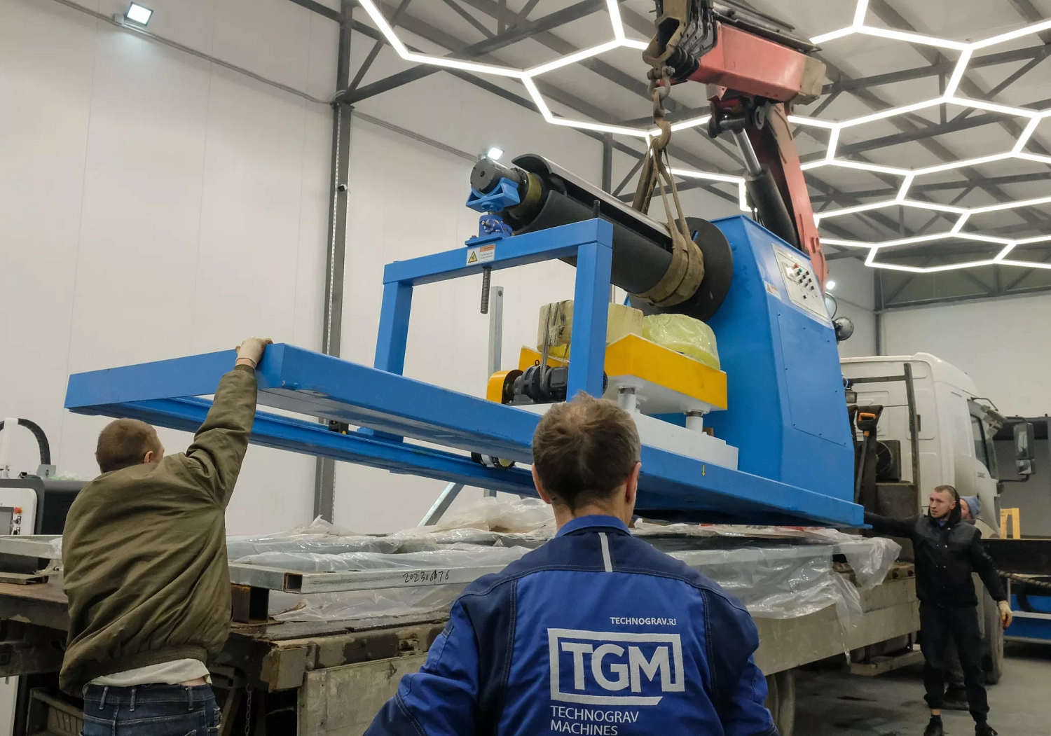 В шоу-рум «Технограв» прибыл автоматический комплекс лазерного раскроя рулонного металла