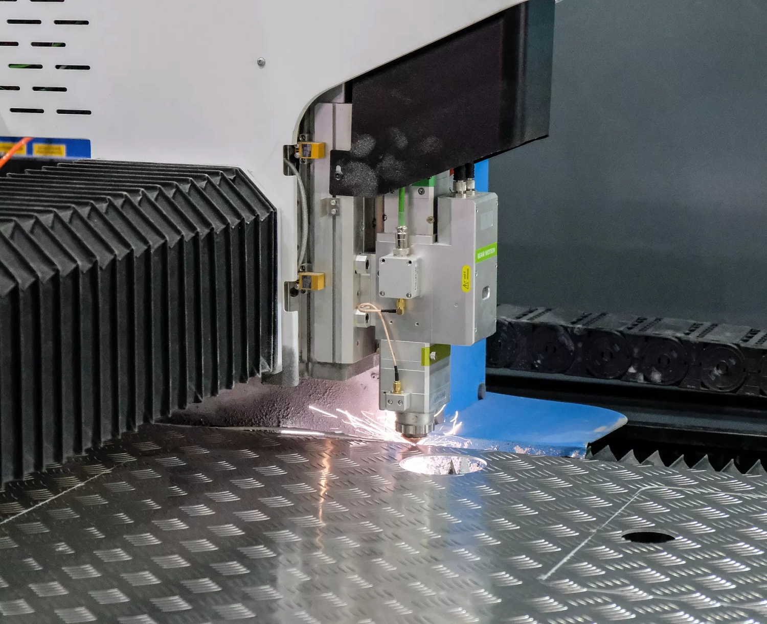 Оборудование Senfeng гарантирует точность производства прогулочных катеров и яхт 