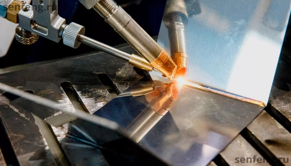 Senfeng SF1500HWM - оптоволоконный аппарат лазерной сварки металла с автоматической подачей проволоки. Мощность 1,5 кВт. Senfeng SF1500HWM - оптоволоконный аппарат лазерной сварки металла с автоматической подачей проволоки. Мощность 1,5 кВт.