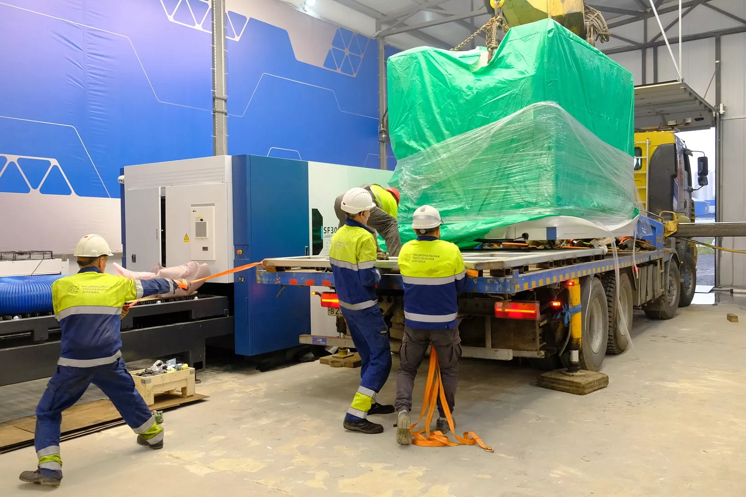 В шоурум "Технограв" в Санкт-Петербурге приехал панелегиб Senfeng BDC2500 (длина гиба до 2500 мм)