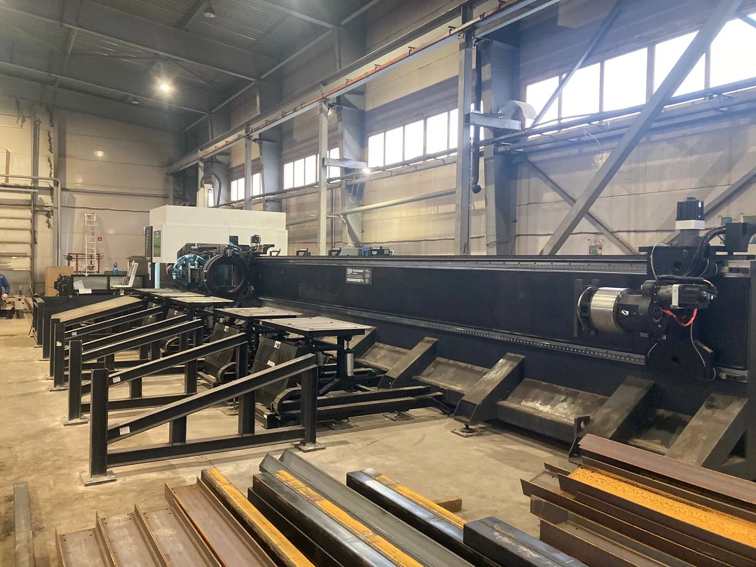 В Нижнем Новгороде "Технограв" ввел в строй сверхтяжелый лазерный труборез Senfeng SF12050GHT (12 кВт) с возможностью резки заготовок под углом до 45° 