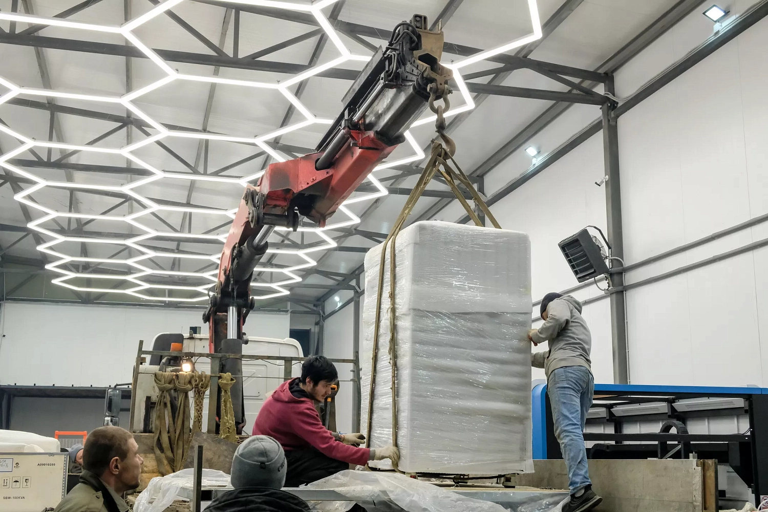 В шоу-рум «Технограв» прибыл автоматический комплекс лазерного раскроя рулонного металла