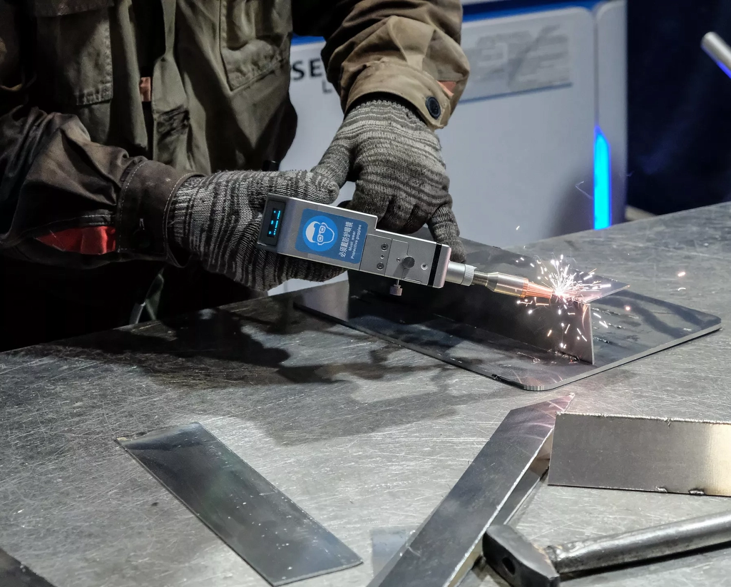 Инженеры «Технограв» помогли заказчику освоить работу аппарата лазерной сварки Senfeng - 2 кВт