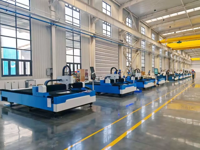 Senfeng SF6015N – лазерный станок резки металла открытого типа. Рабочее поле 6000х1500 мм. Мощность от 1,5 до 6 кВт.