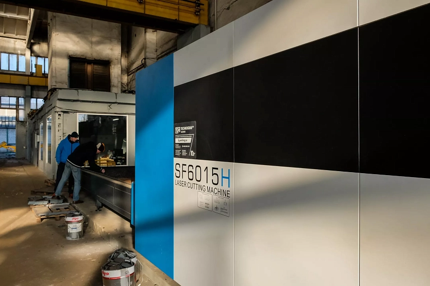 Senfeng SF6015H4 – высокомощный станок лазерной резки металла с защитой кабинетного типа и системой сменных столов. Рабочее поле 6000х1500 мм. Мощность от 6 до 60 кВт.