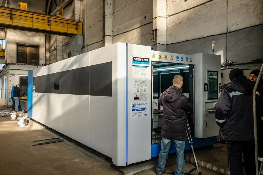 Senfeng SF6015H4 – высокомощный станок лазерной резки металла с защитой кабинетного типа и системой сменных столов. Рабочее поле 6000х1500 мм. Мощность от 6 до 60 кВт.