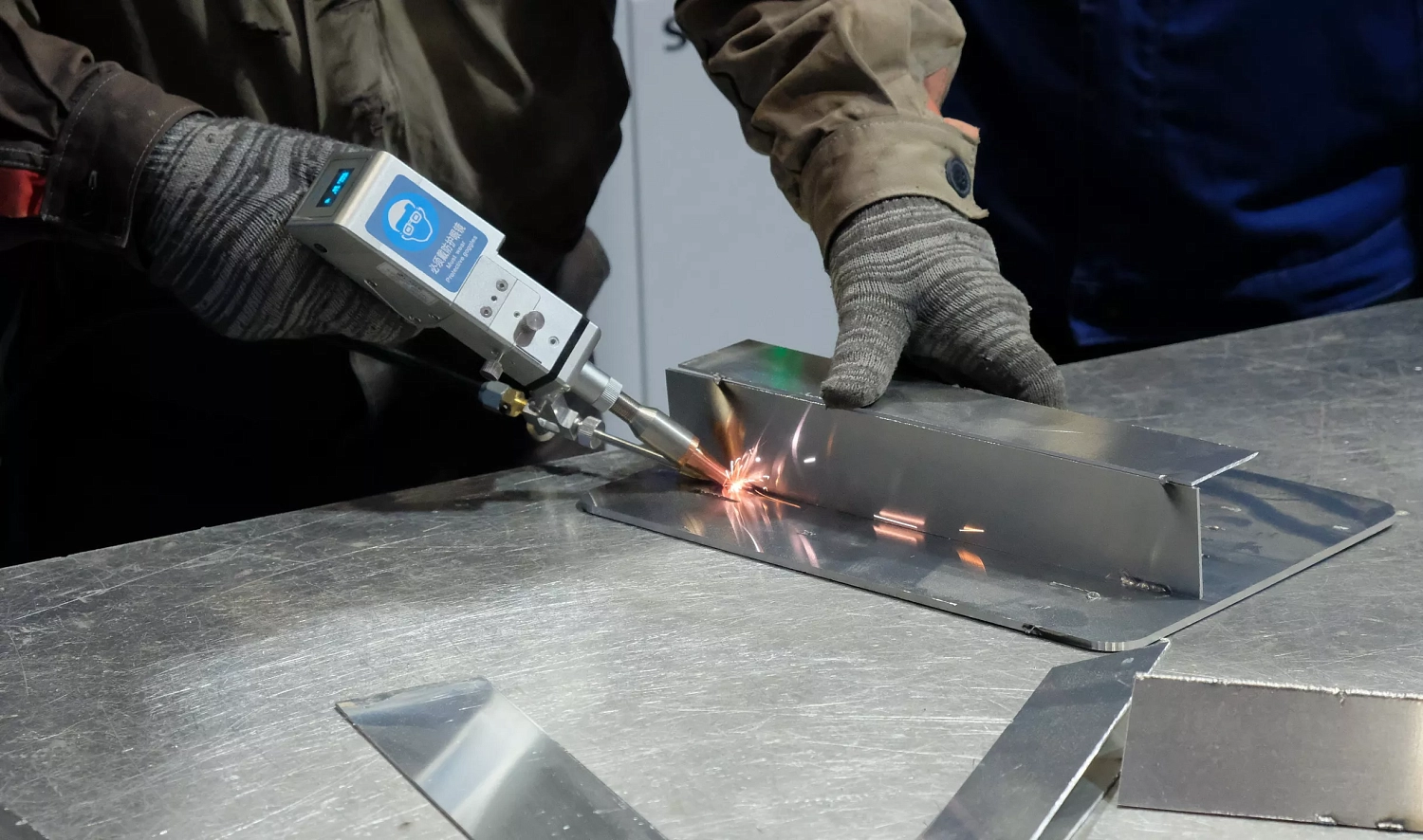 Инженеры «Технограв» помогли заказчику освоить работу аппарата лазерной сварки Senfeng - 2 кВт