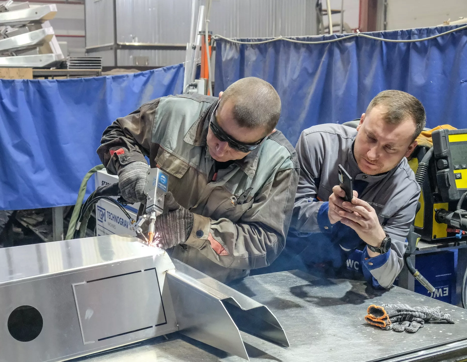 Инженеры «Технограв» помогли заказчику освоить работу аппарата лазерной сварки Senfeng - 2 кВт