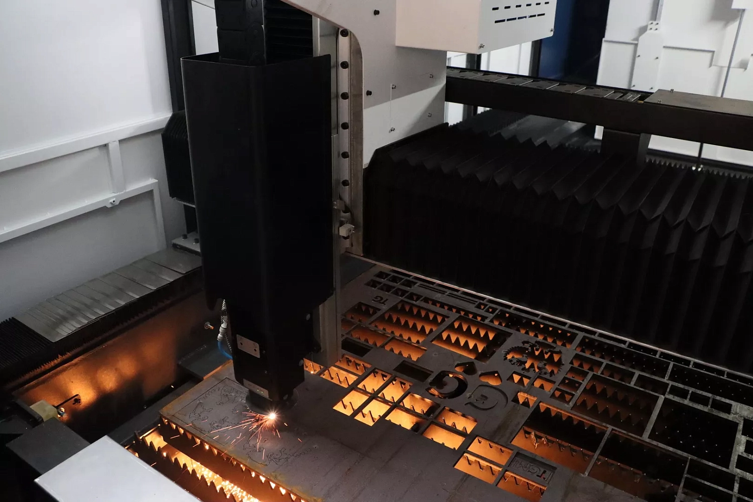 "Металлообработка-2025", день третий: "Технограв" подписал договор поставки высокомощной лазерной установки на 30 кВт!