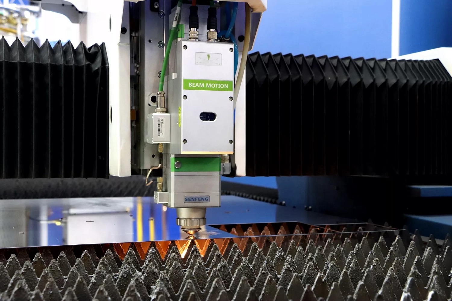 "Металлообработка-2025", день третий: "Технограв" подписал договор поставки высокомощной лазерной установки на 30 кВт!