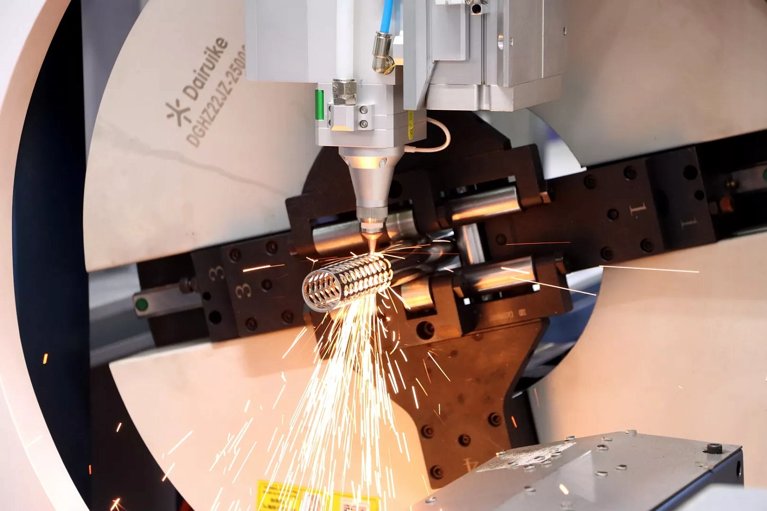 "Металлообработка-2025", день третий: "Технограв" подписал договор поставки высокомощной лазерной установки на 30 кВт!