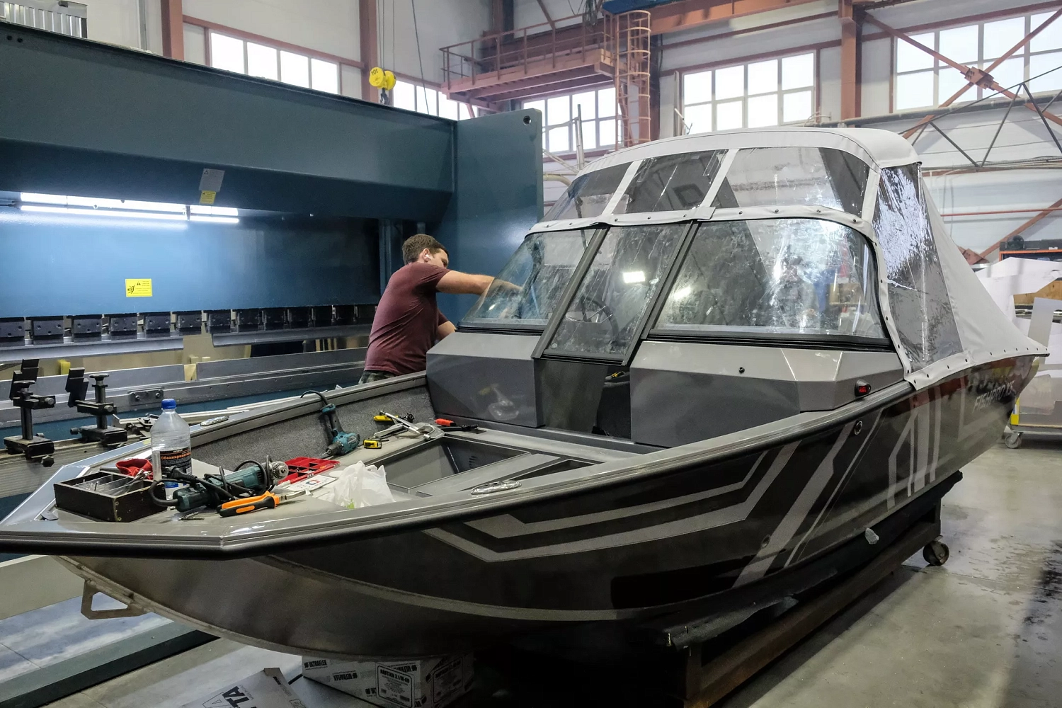 Оборудование Senfeng гарантирует точность производства прогулочных катеров и яхт 