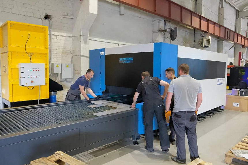 Senfeng SF3015HC – станок лазерной резки металла с защитой кабинетного типа и системой сменных столов. Рабочее поле 3000х1500 мм. Мощность от 1,5 до 12 кВт.