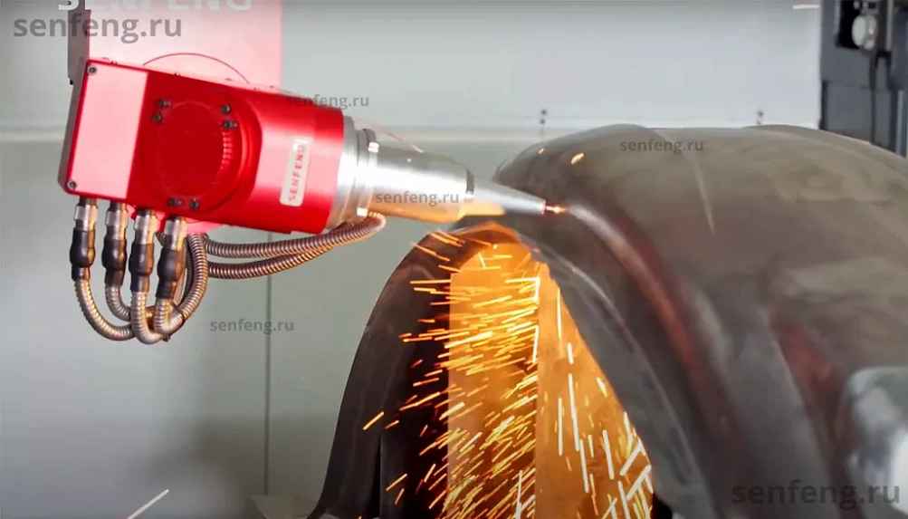 Senfeng SF3015TD - пятиосевой станок для лазерной резки объемных деталей сложной формы. С 180-градусной двухпозиционной вращающейся платформой. Рабочее поле 3000х1500 мм. Мощность от 1,5 до 4 кВт