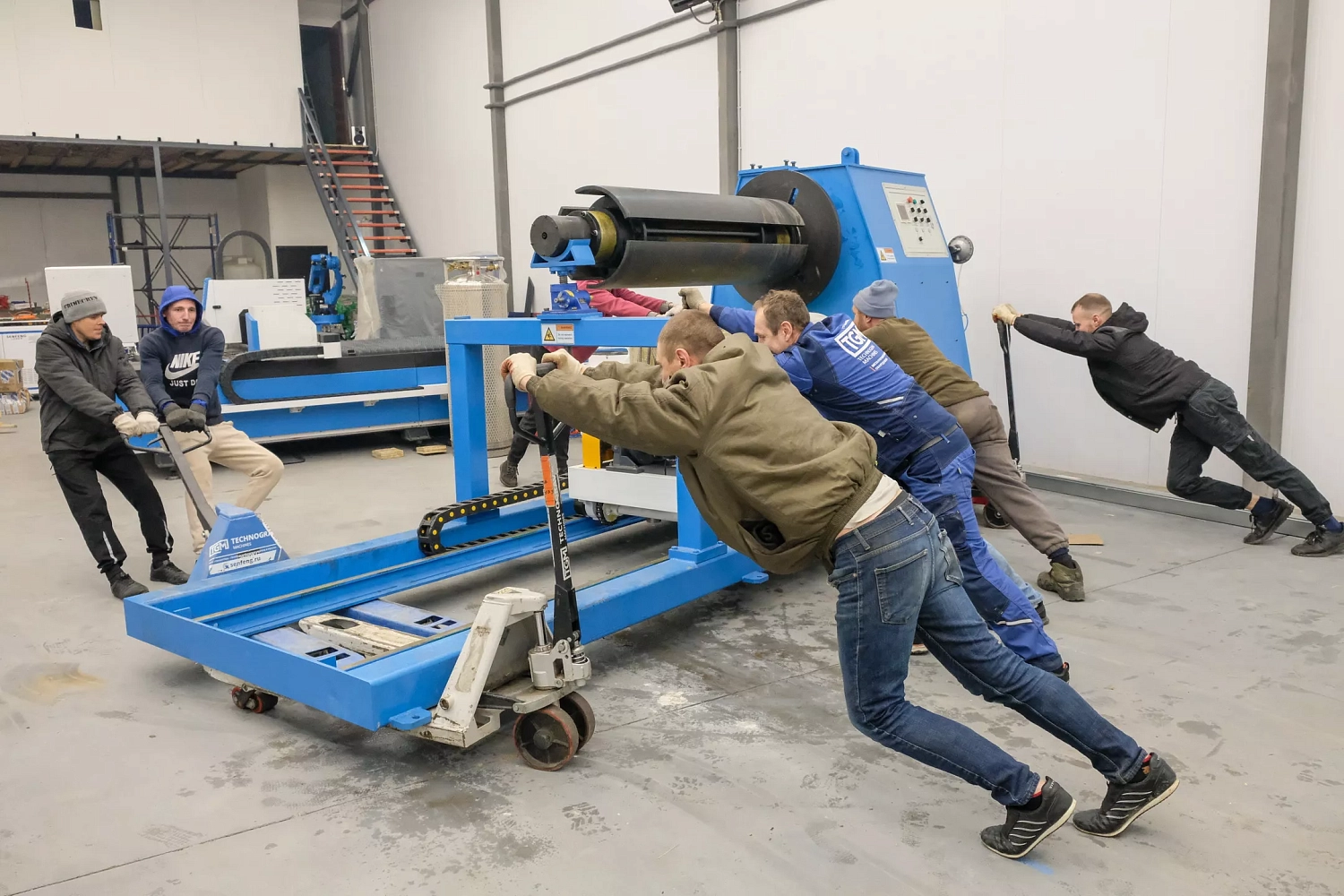 В шоу-рум «Технограв» прибыл автоматический комплекс лазерного раскроя рулонного металла