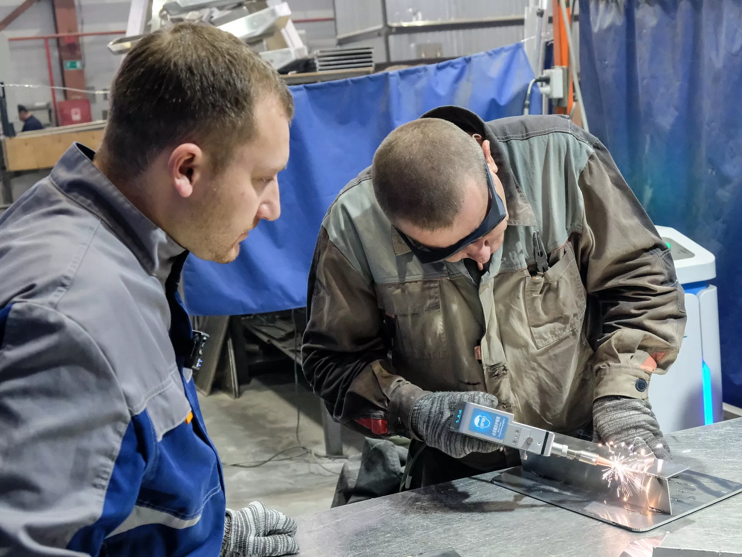 Инженеры «Технограв» помогли заказчику освоить работу аппарата лазерной сварки Senfeng - 2 кВт