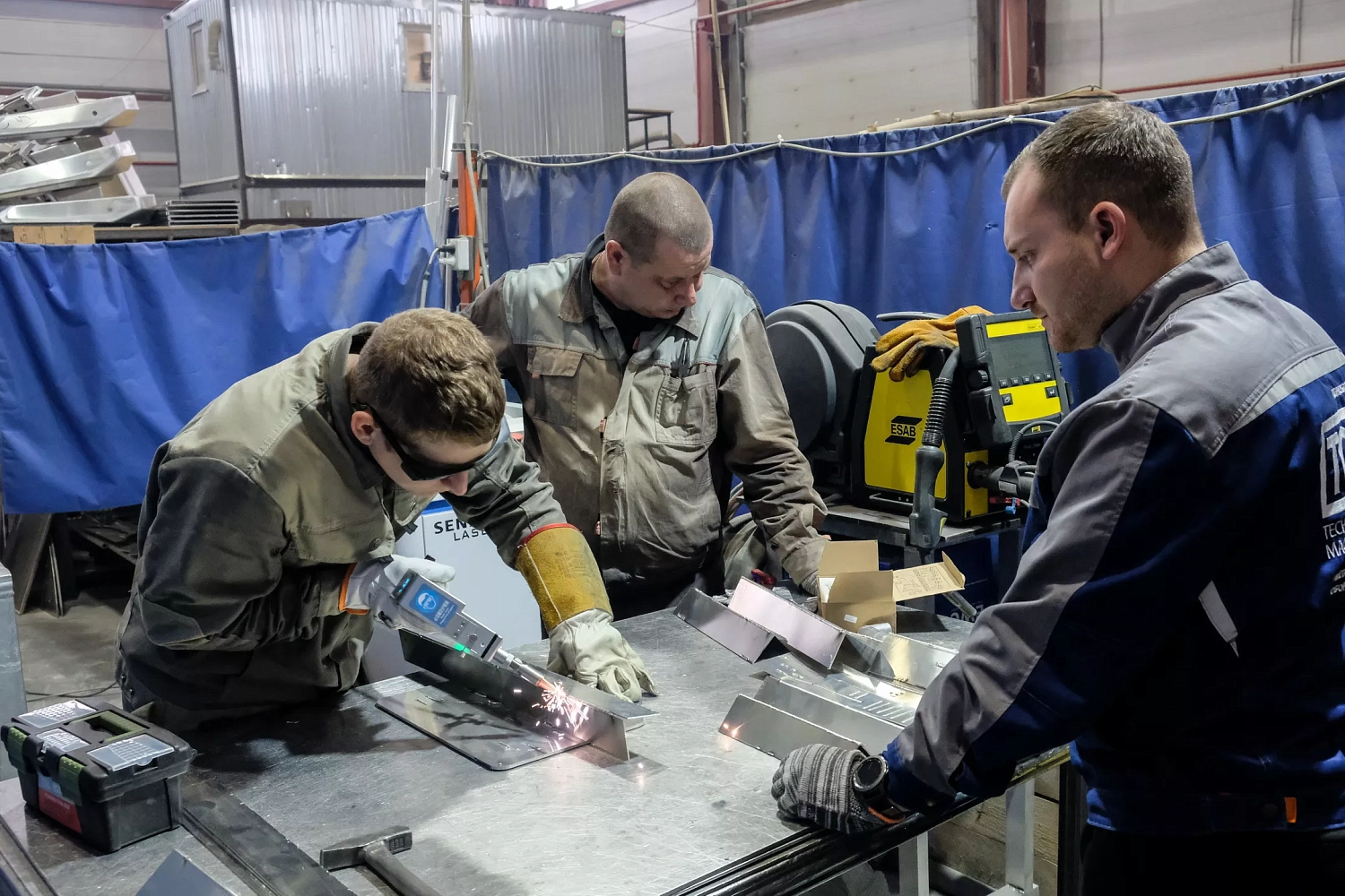 Инженеры «Технограв» помогли заказчику освоить работу аппарата лазерной сварки Senfeng - 2 кВт