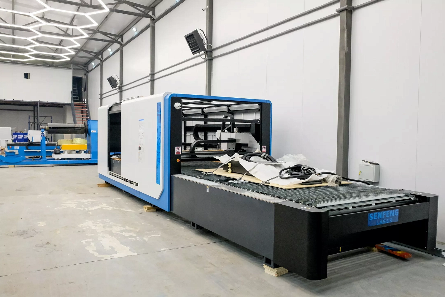 В шоу-рум «Технограв» прибыл автоматический комплекс лазерного раскроя рулонного металла