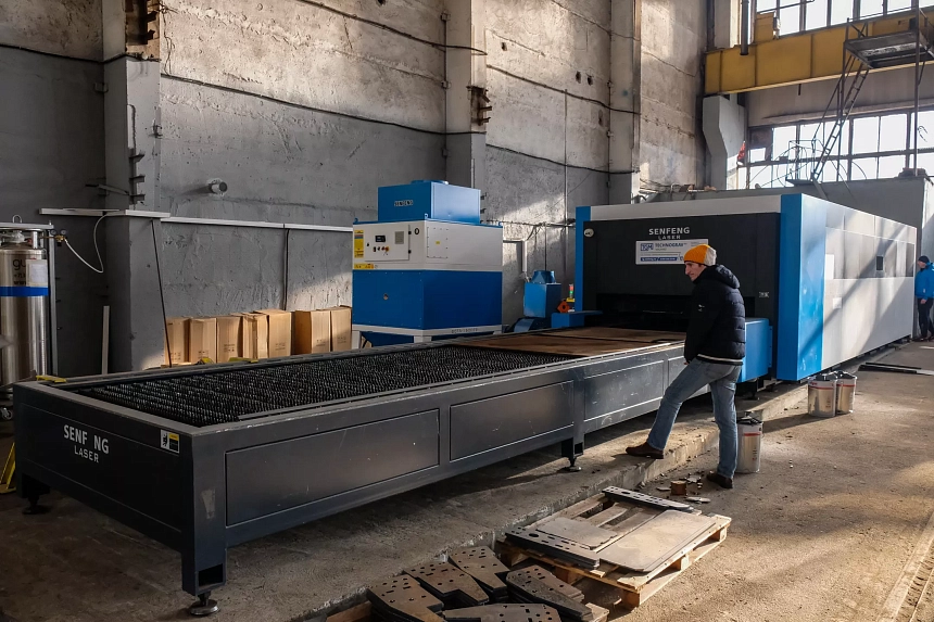 Senfeng SF6015H4 – высокомощный станок лазерной резки металла с защитой кабинетного типа и системой сменных столов. Рабочее поле 6000х1500 мм. Мощность от 6 до 60 кВт.