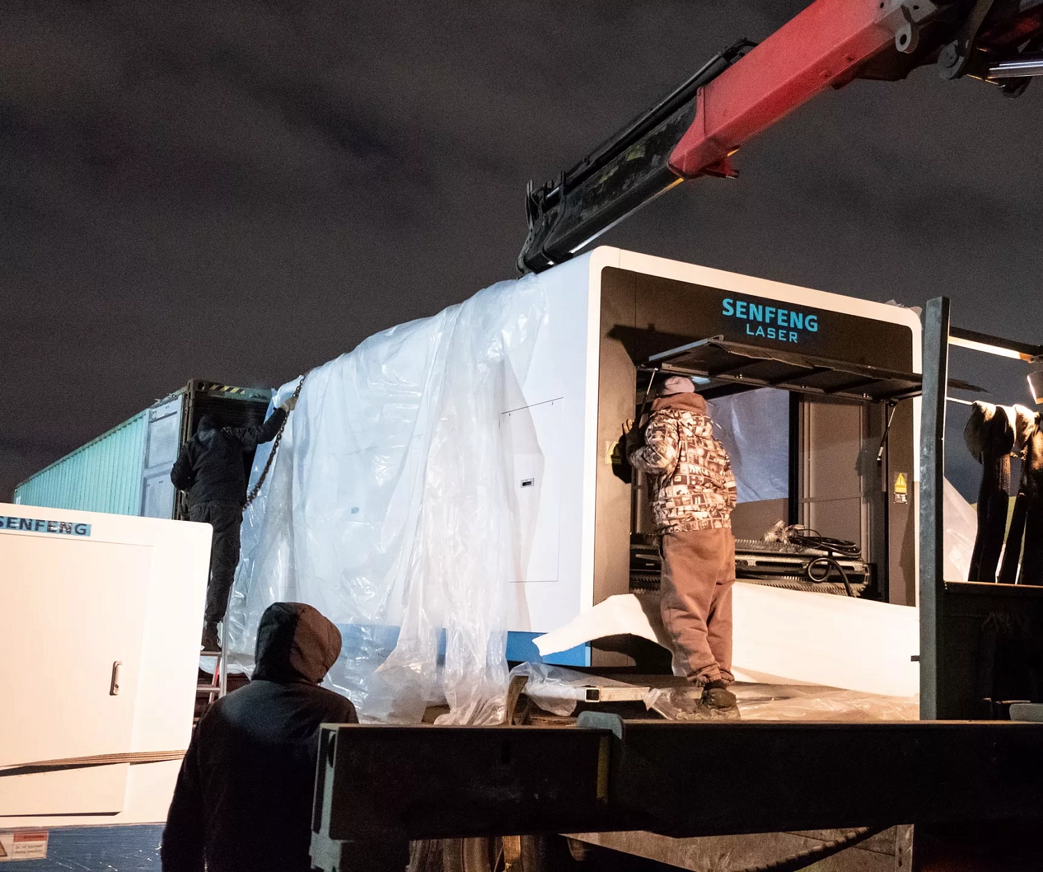 В шоу-рум «Технограв» прибыл автоматический комплекс лазерного раскроя рулонного металла