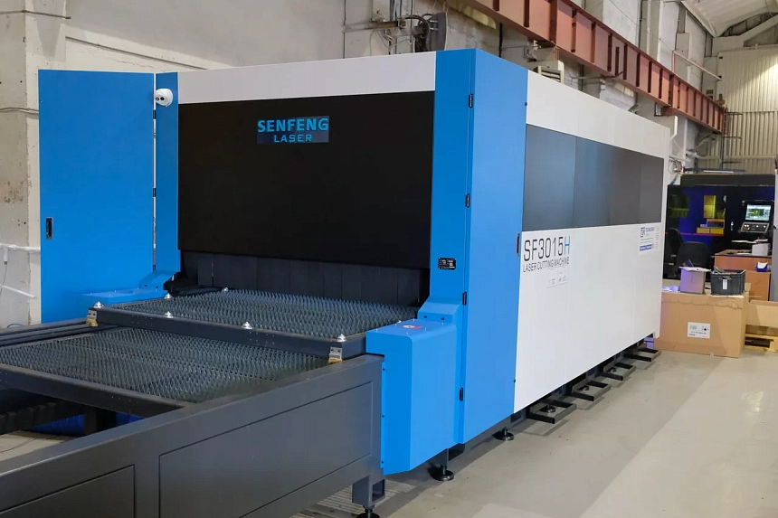 Senfeng SF3015HC – станок лазерной резки металла с защитой кабинетного типа и системой сменных столов. Рабочее поле 3000х1500 мм. Мощность от 1,5 до 12 кВт.
