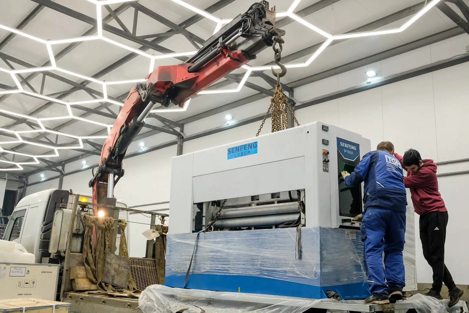 В шоу-рум «Технограв» прибыл автоматический комплекс лазерного раскроя рулонного металла