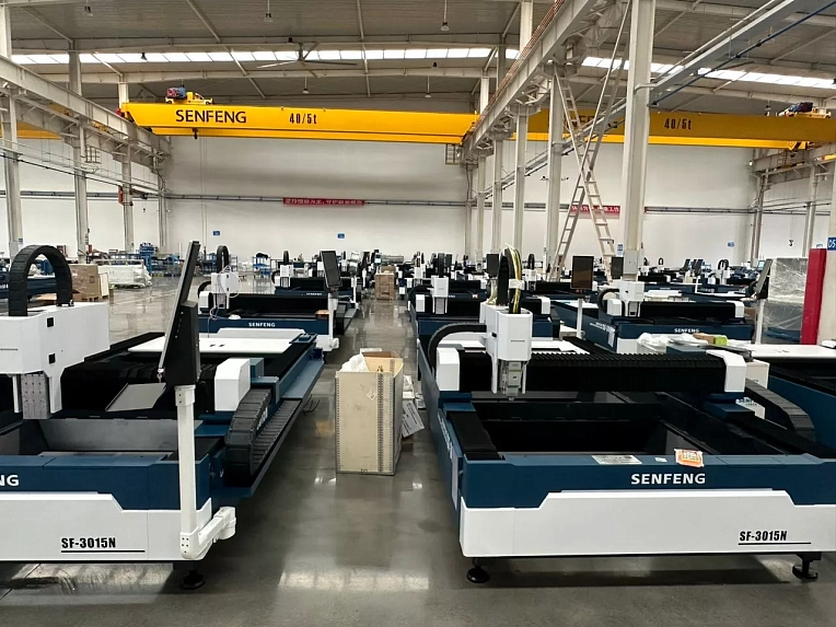 Senfeng SF6015N – лазерный станок резки металла открытого типа. Рабочее поле 6000х1500 мм. Мощность от 1,5 до 6 кВт.