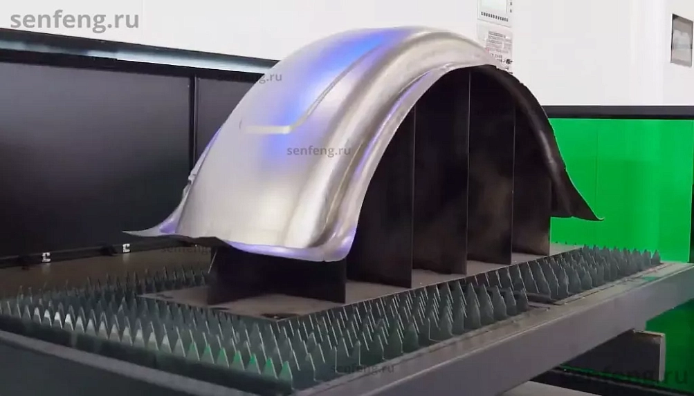 Senfeng SF3015TD - пятиосевой станок для лазерной резки объемных деталей сложной формы. С 180-градусной двухпозиционной вращающейся платформой. Рабочее поле 3000х1500 мм. Мощность от 1,5 до 4 кВт