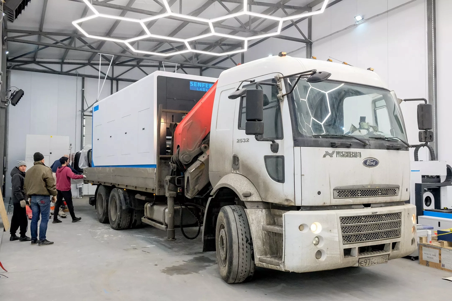 В шоу-рум «Технограв» прибыл автоматический комплекс лазерного раскроя рулонного металла