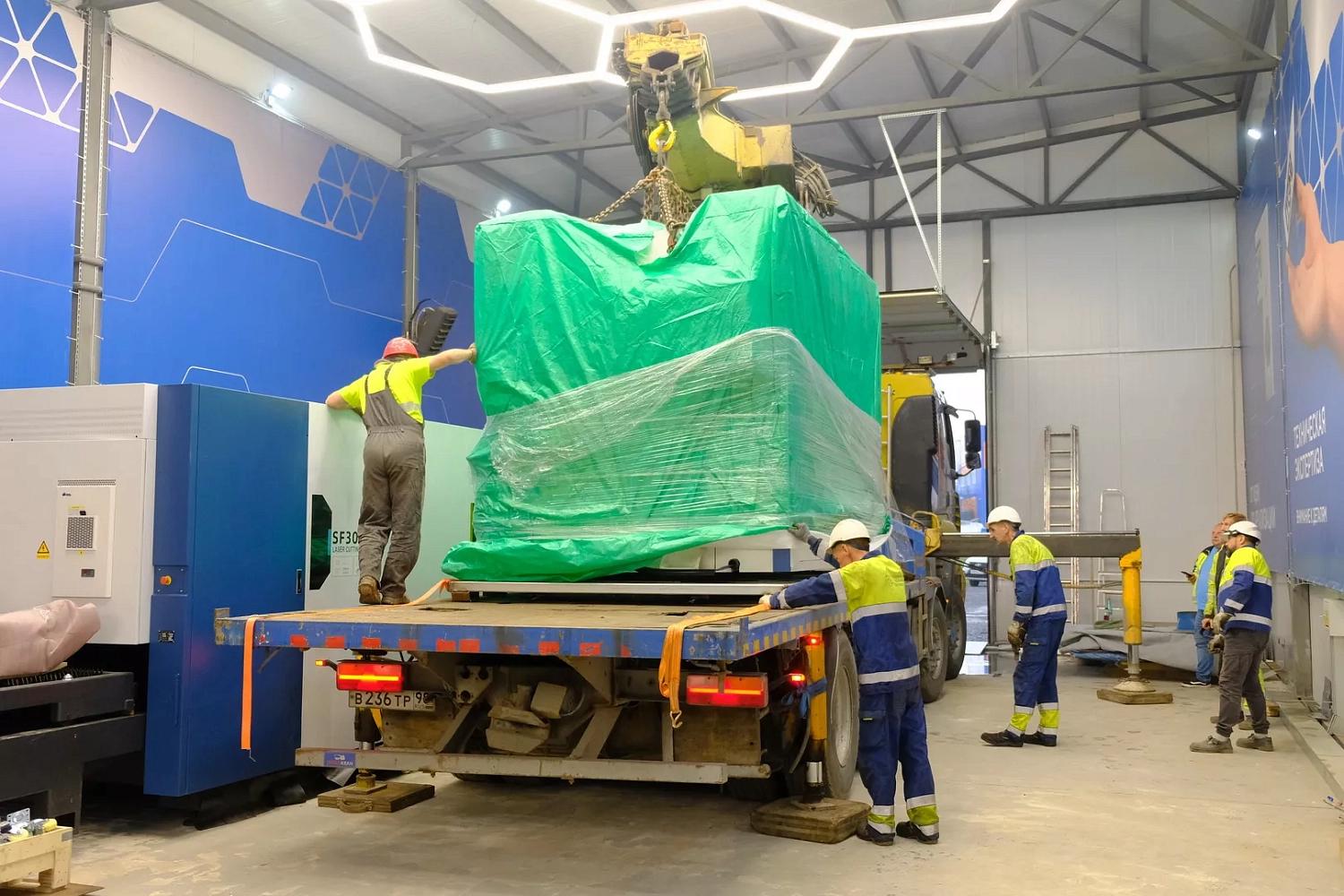 В шоурум "Технограв" в Санкт-Петербурге приехал панелегиб Senfeng BDC2500 (длина гиба до 2500 мм)