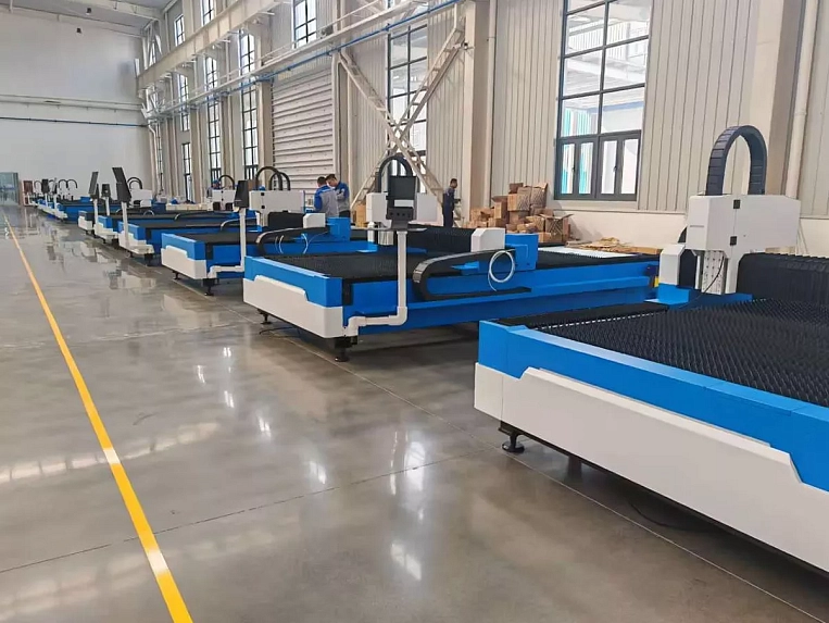 Senfeng SF3015N – лазерный станок резки металла открытого типа. Рабочее поле 3000х1500 мм. Мощность  6 кВт.