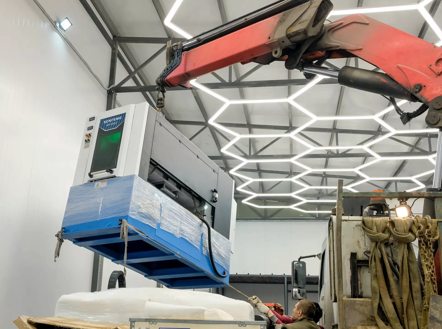 В шоу-рум «Технограв» прибыл автоматический комплекс лазерного раскроя рулонного металла