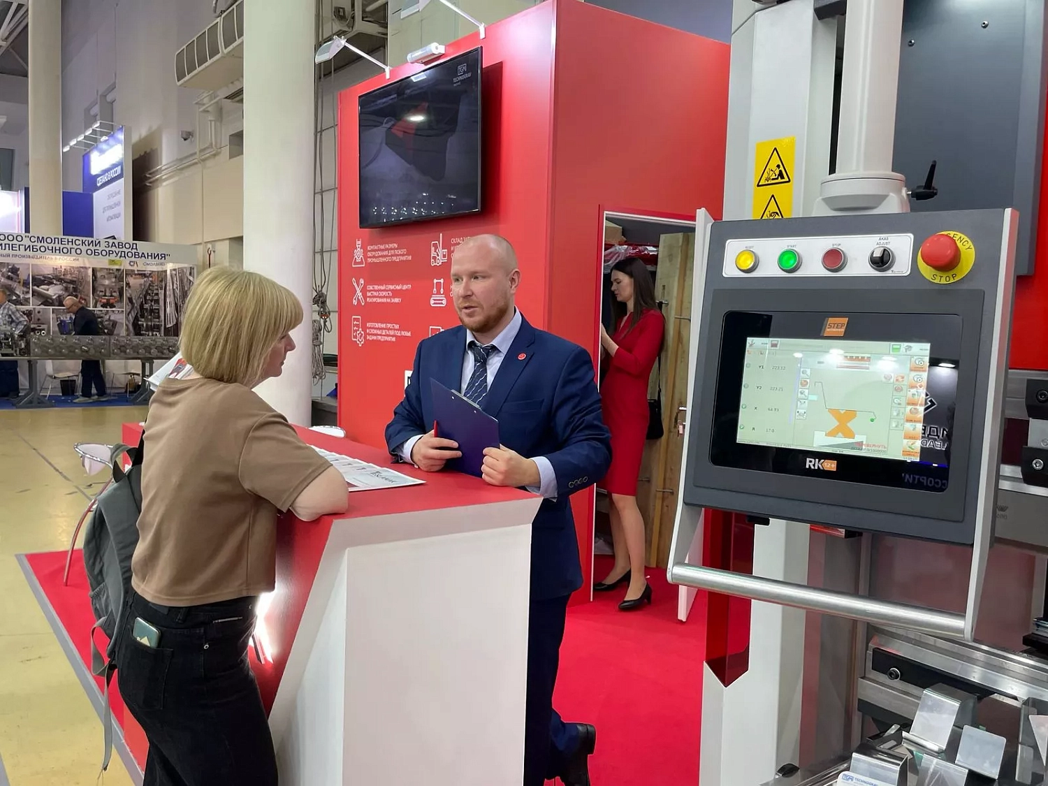 "Металлообработка-2025", день третий: "Технограв" подписал договор поставки высокомощной лазерной установки на 30 кВт!