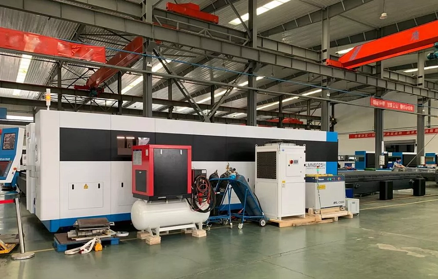 Senfeng SF6025H5 – сверхмощный станок лазерной резки металла с защитой кабинетного типа и системой сменных столов. Особо прочная станина и серводвигатели высокой мощности. Рабочее поле 6000х2500 мм. Мощность 12-100 кВт.