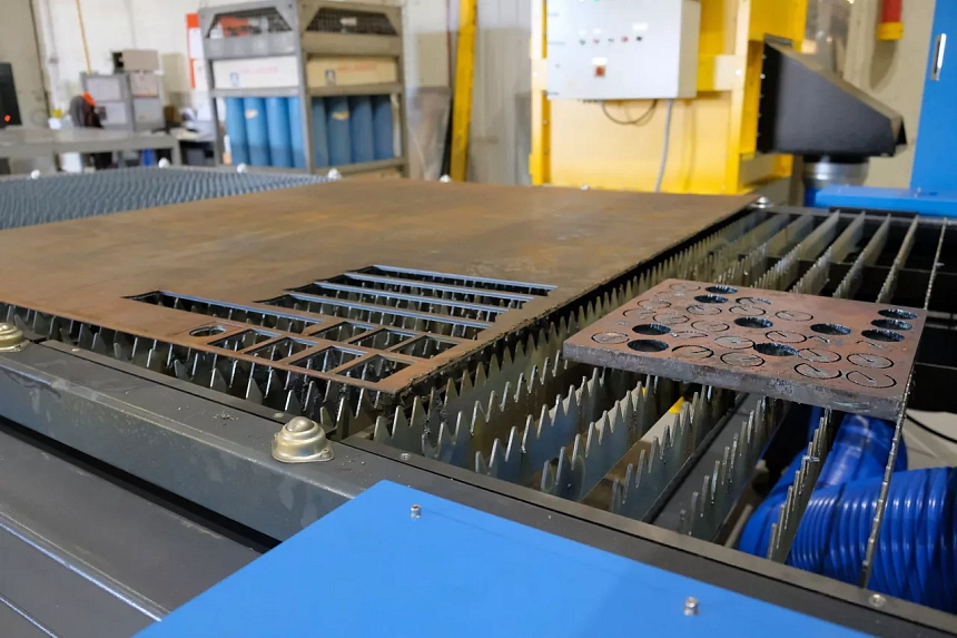 Senfeng SF3015HC – станок лазерной резки металла с защитой кабинетного типа и системой сменных столов. Рабочее поле 3000х1500 мм. Мощность от 1,5 до 12 кВт.