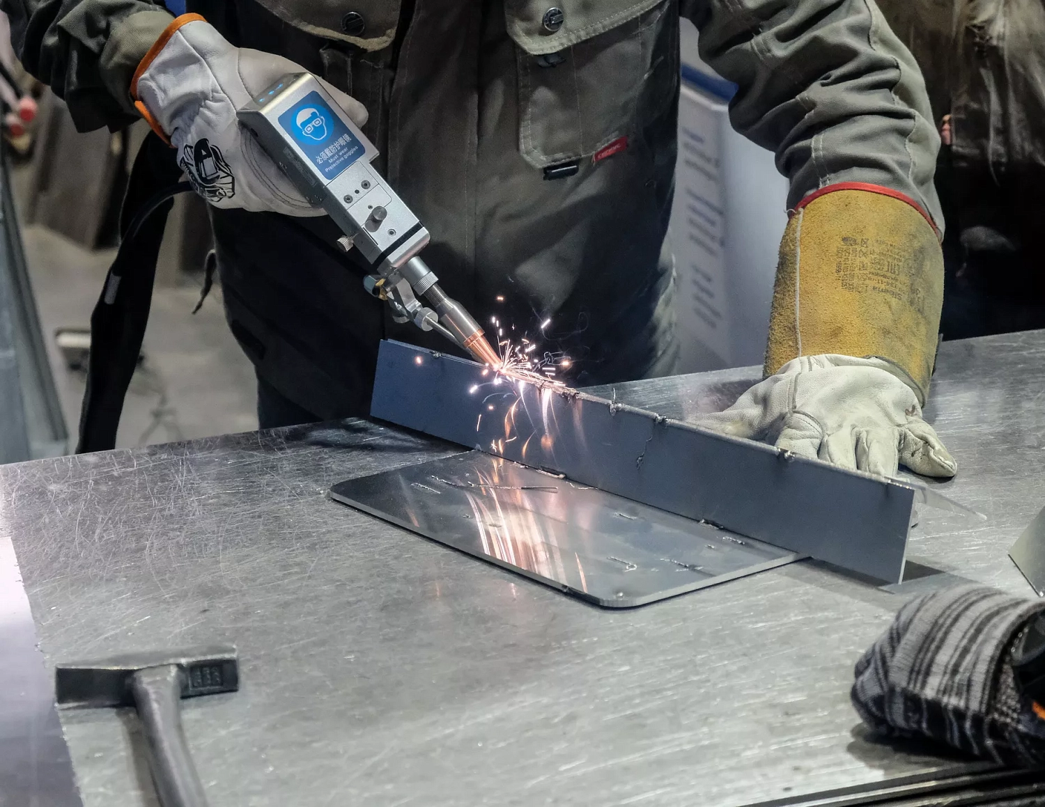 Инженеры «Технограв» помогли заказчику освоить работу аппарата лазерной сварки Senfeng - 2 кВт