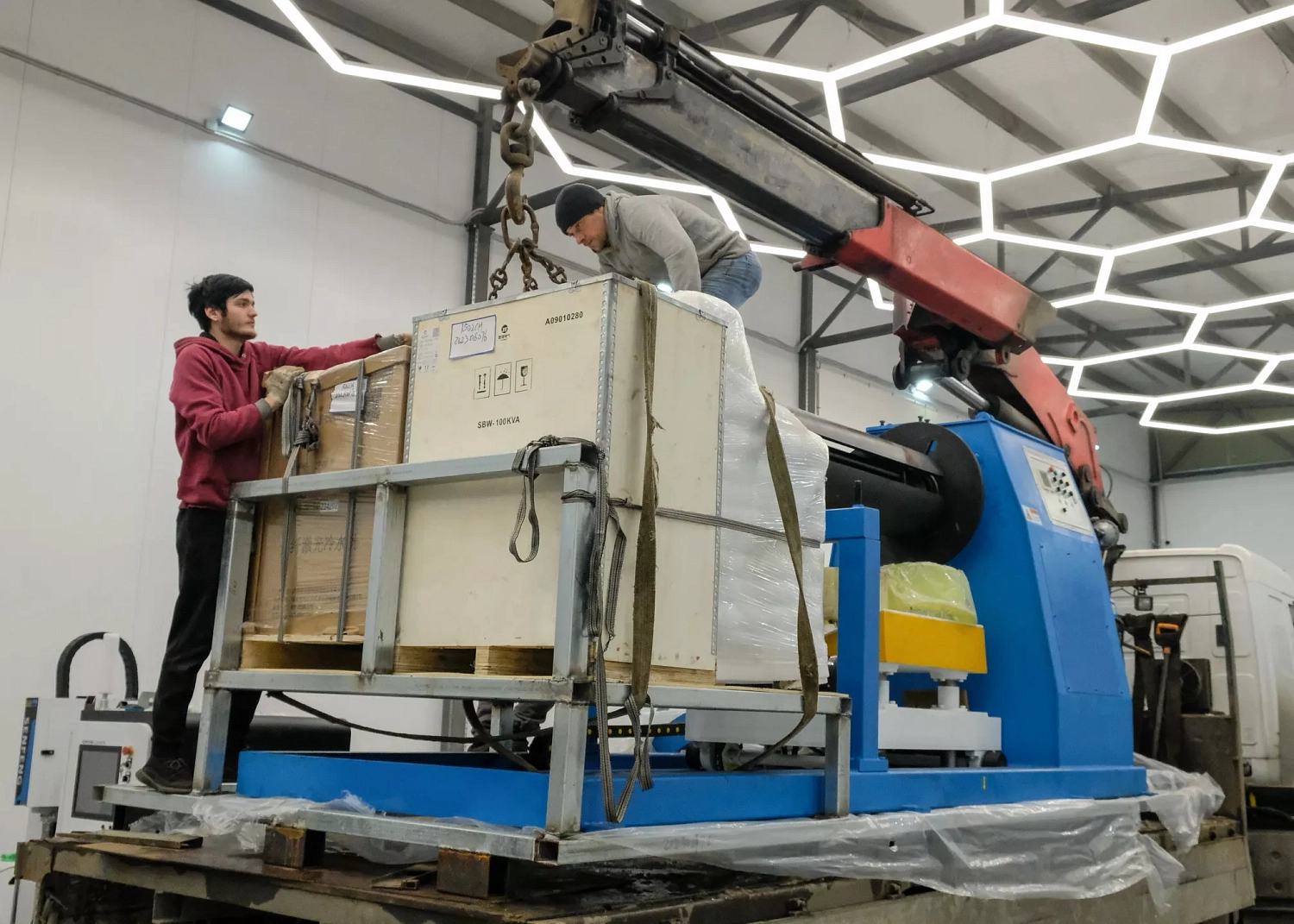 В шоу-рум «Технограв» прибыл автоматический комплекс лазерного раскроя рулонного металла