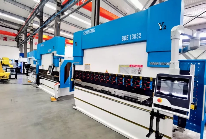 Senfeng BDE13032 - листогибочный пресс средней мощности, усилие гиба 130 тонн, длина заготовки до 3200 мм