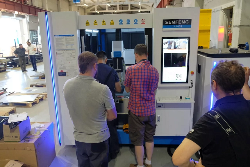 Senfeng SF3015HC – станок лазерной резки металла с защитой кабинетного типа и системой сменных столов. Рабочее поле 3000х1500 мм. Мощность от 1,5 до 12 кВт.