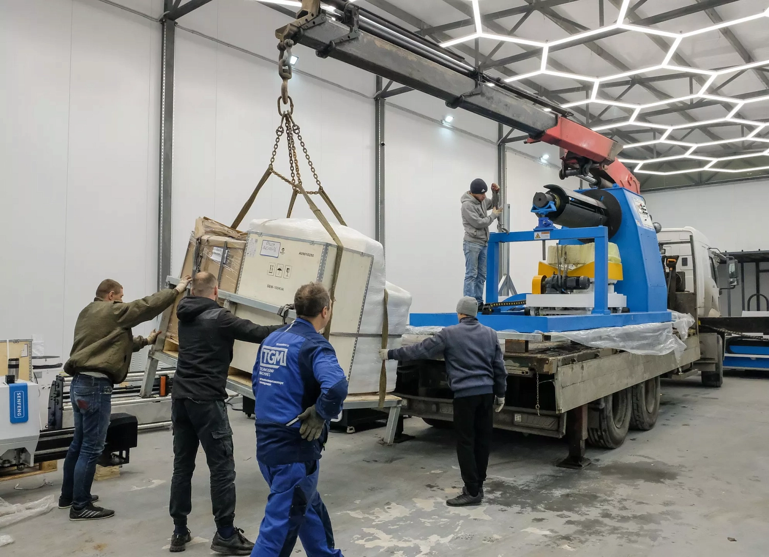 В шоу-рум «Технограв» прибыл автоматический комплекс лазерного раскроя рулонного металла