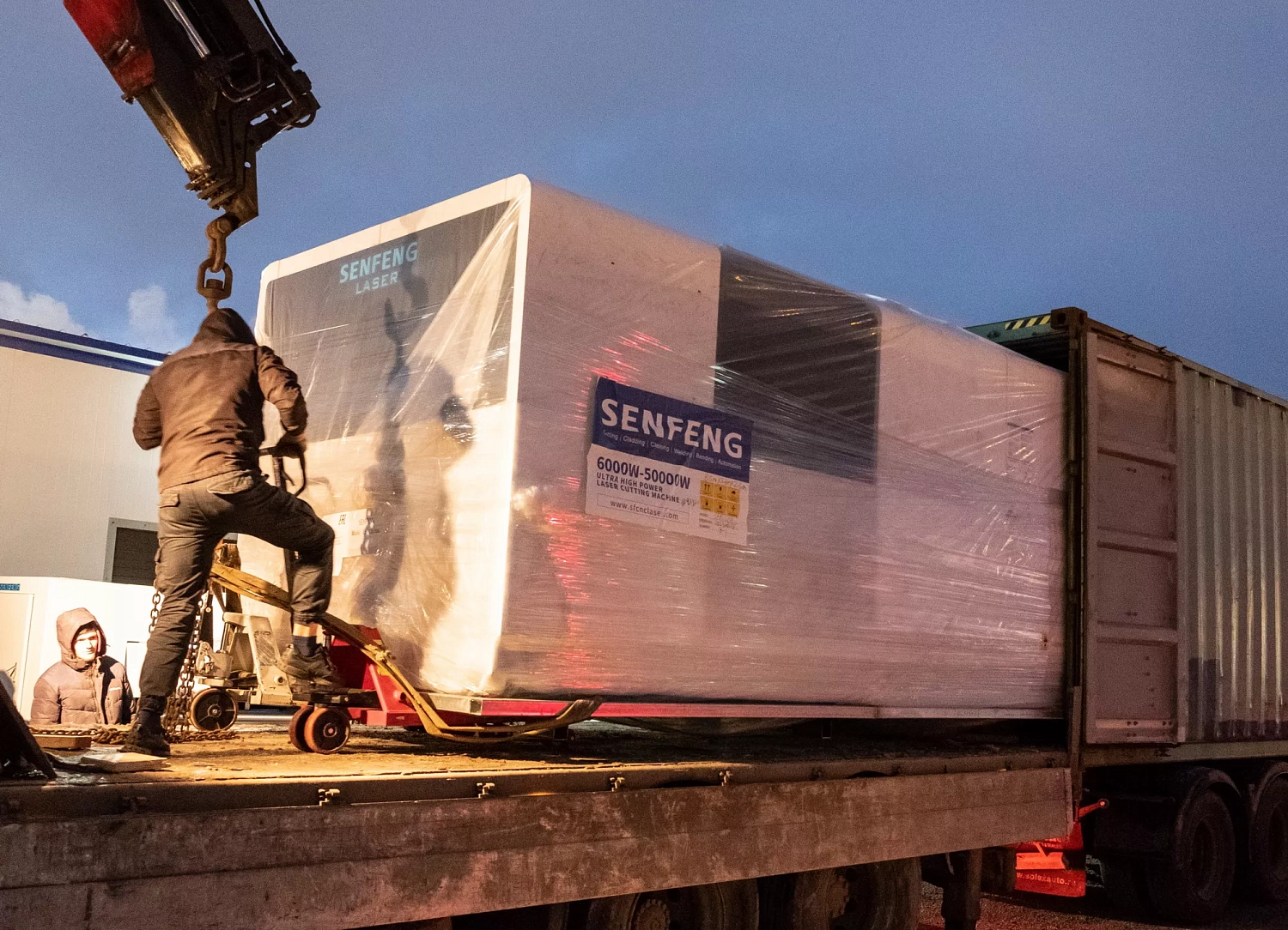 В шоу-рум «Технограв» прибыл автоматический комплекс лазерного раскроя рулонного металла