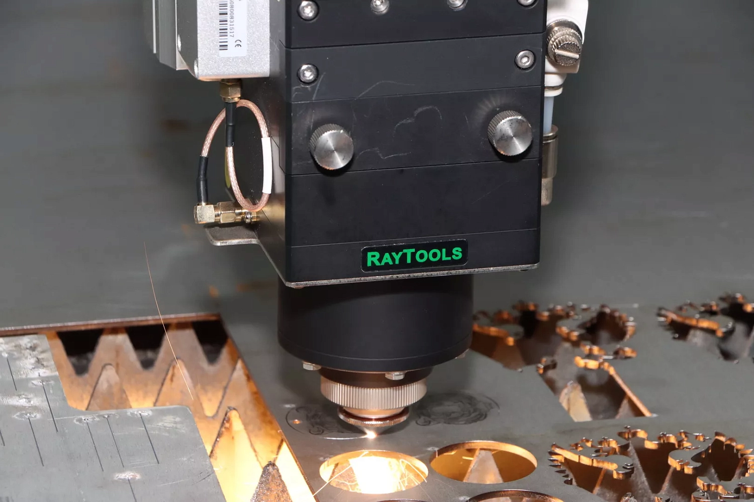 "Металлообработка-2025", день третий: "Технограв" подписал договор поставки высокомощной лазерной установки на 30 кВт!