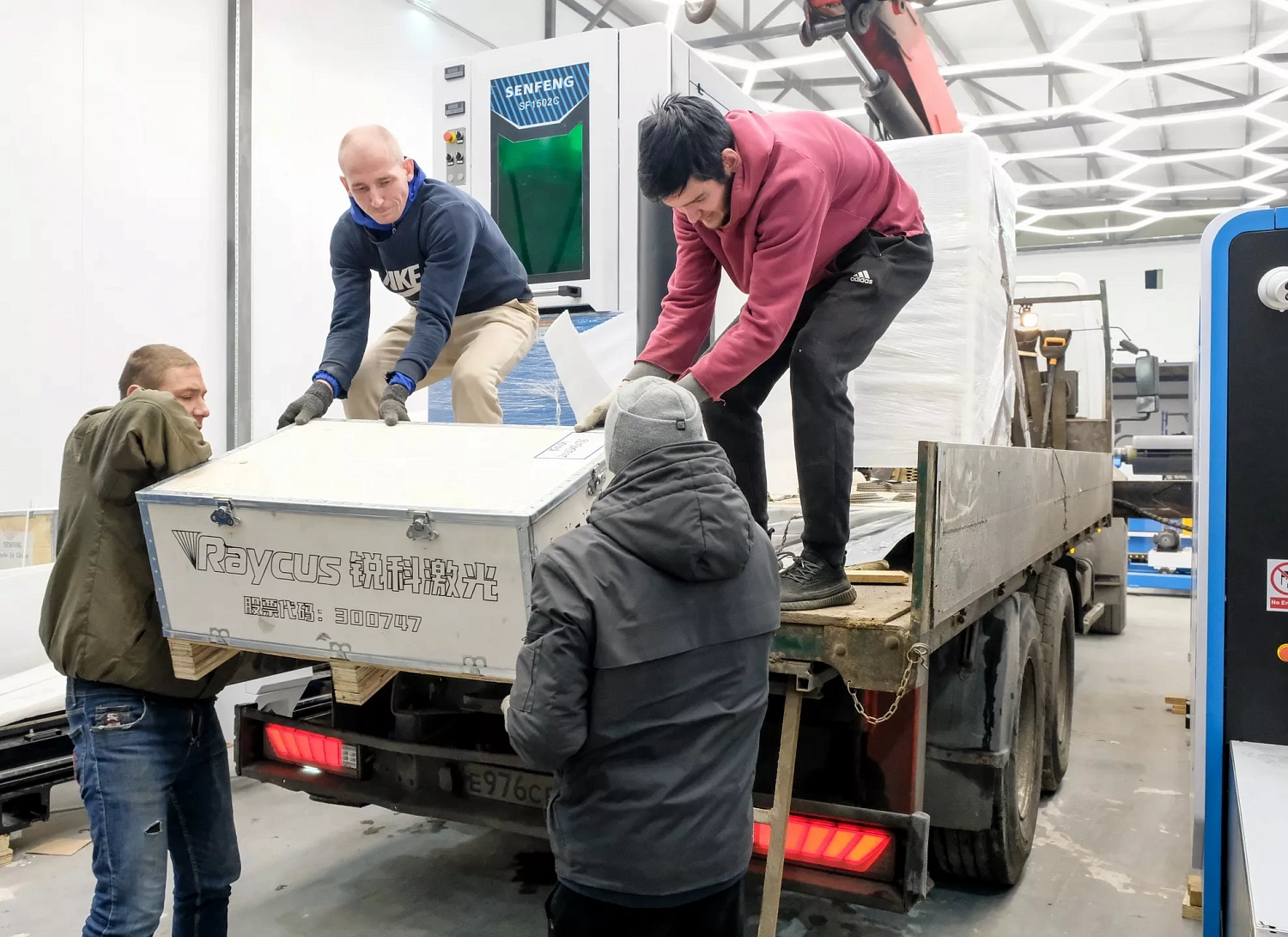 В шоу-рум «Технограв» прибыл автоматический комплекс лазерного раскроя рулонного металла