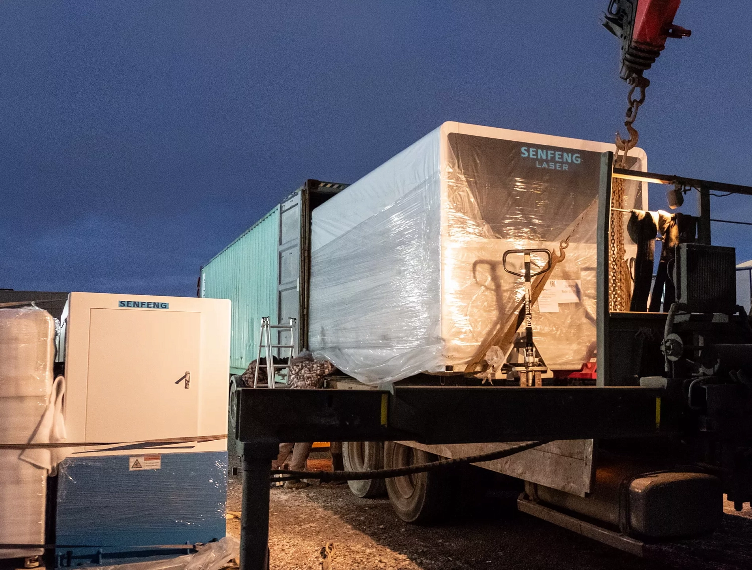 В шоу-рум «Технограв» прибыл автоматический комплекс лазерного раскроя рулонного металла