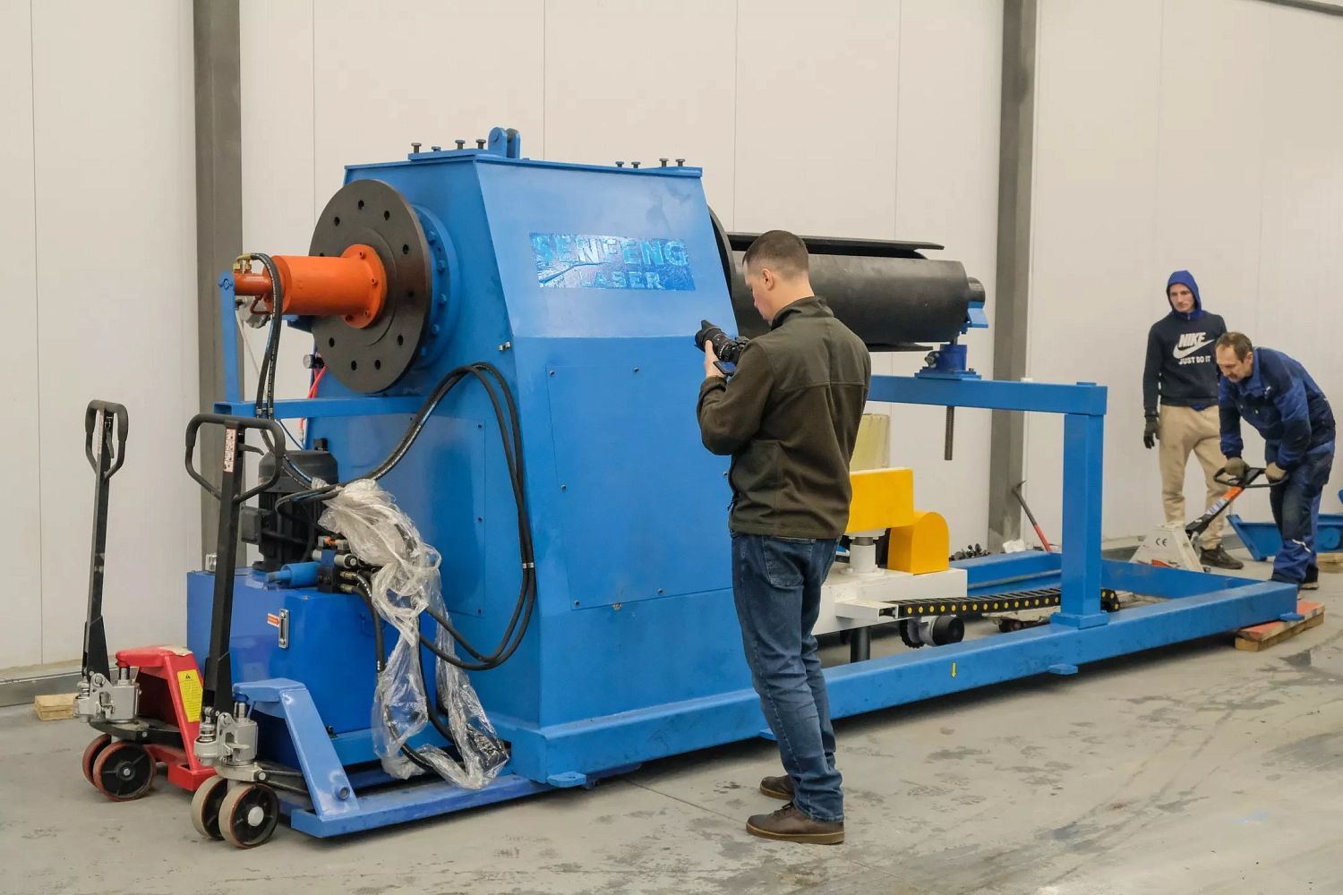 В шоу-рум «Технограв» прибыл автоматический комплекс лазерного раскроя рулонного металла