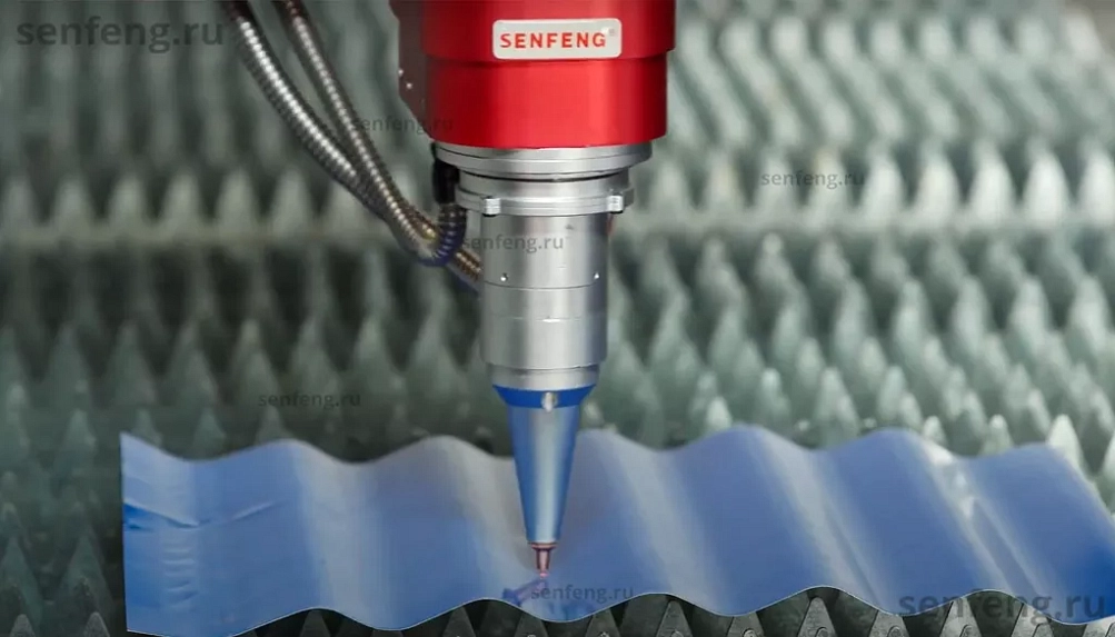 Senfeng SF3015TD - пятиосевой станок для лазерной резки объемных деталей сложной формы. С 180-градусной двухпозиционной вращающейся платформой. Рабочее поле 3000х1500 мм. Мощность от 1,5 до 4 кВт
